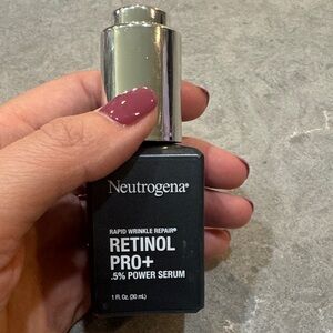 Neutrogena Retinol Pro+ Serum - Silver and Black